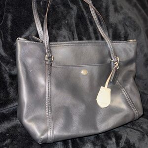 Coach Black Leather Shoulder Bag with Timeless Design